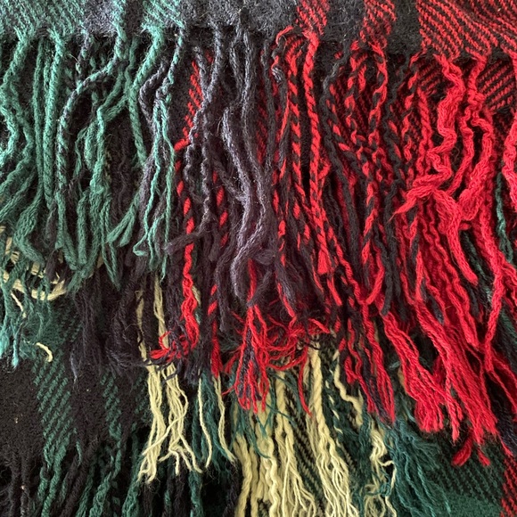 Cozy plaid fringed wrap - Picture 5 of 6